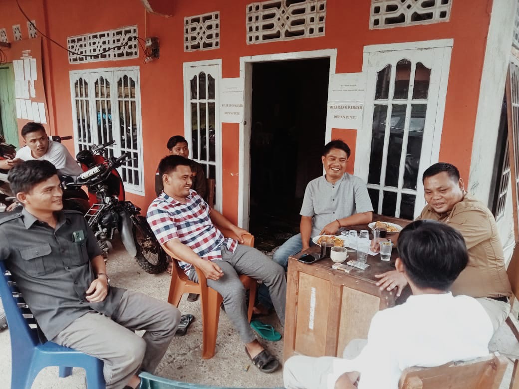 Anggota Bawaslu Kabupaten Merangin Ibnu Jaril, S.Pd.I saat berdiskusi bersama pimpinan dan Staf Sekretariat Panwaslu Kecamatan Muara Siau 