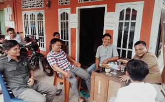 Anggota Bawaslu Kabupaten Merangin Ibnu Jaril, S.Pd.I saat berdiskusi bersama pimpinan dan Staf Sekretariat Panwaslu Kecamatan Muara Siau 