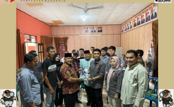 Koordiv Hukum dan Penyelesaian Sengketa Bawaslu Kabupaten Merangin NB.Noverminda, S.Pt Penyerahan Buku Saku saksi peserta Pemilu sebanyak 21.636 pcs