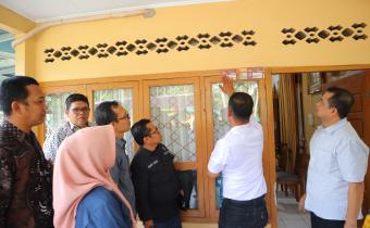 Proses Penempelan Data yang dilakukan oleh Pantarlih di rumah Ketua KPU Provinsi Jambi